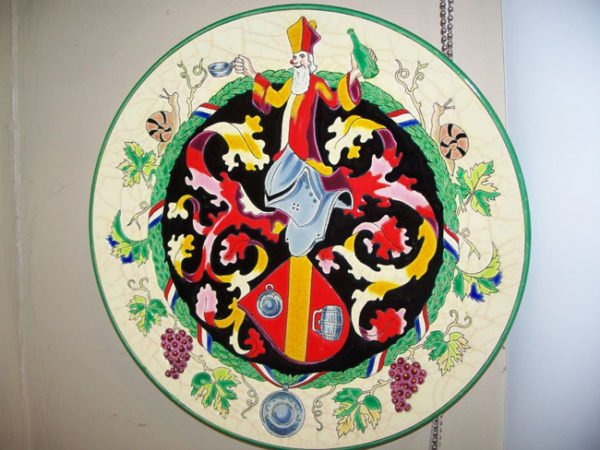 Prato do serviço usado nos banquetes da confraria do Tastevin.