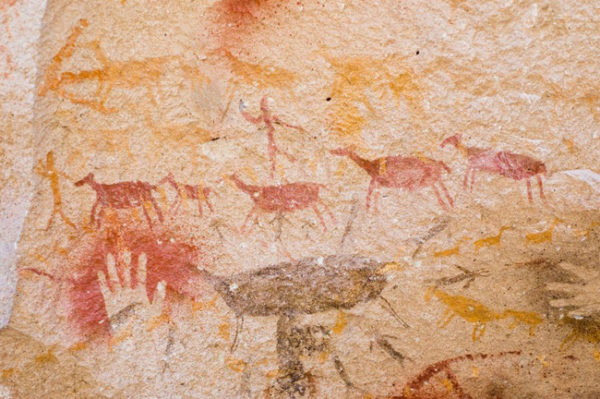 Pintura de mãos e animais na parede da Caverna das Mãos, na Patagônia argentina.