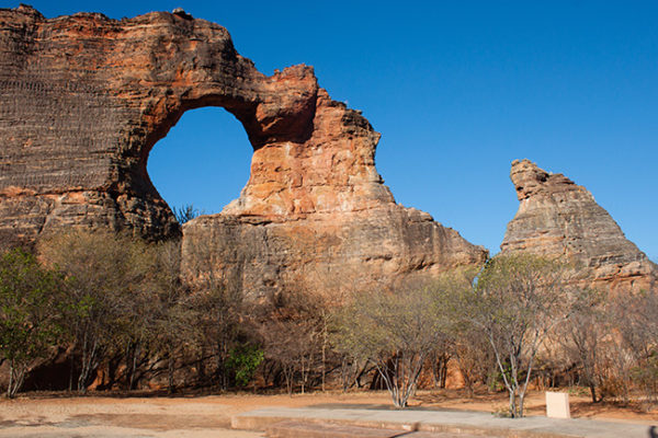 A Pedra Furada, formação geológica que dá nome ao parque.